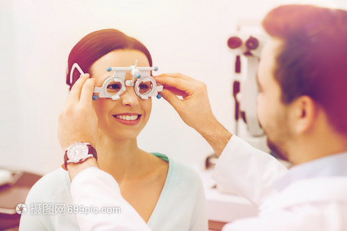 保健,医学,人,视力技术验光师与试验框架检查病人视力眼科诊所光学商店